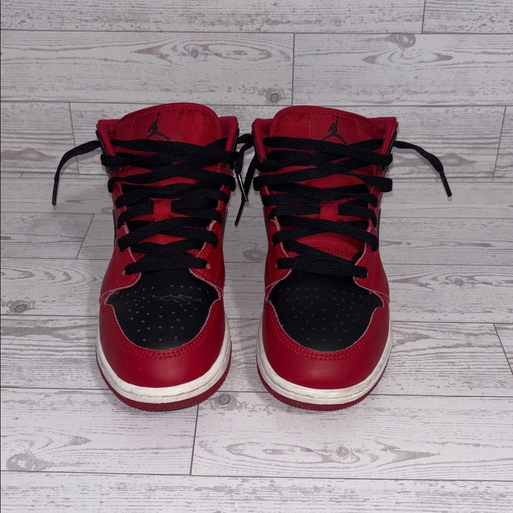 Air Jordan 1 Reverse Bred Mid Size 4.5Y (Big kid).